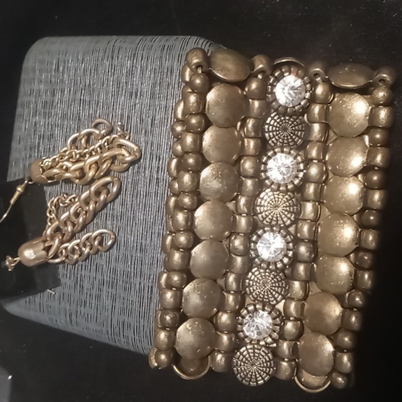 Expandable metal beaded bracelet and chain drop earrings. - Picture 4 of 5